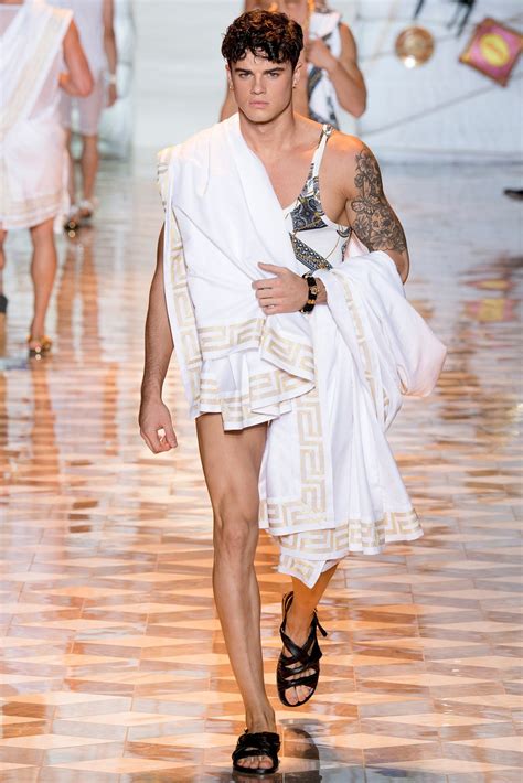 Versace Spring 2015 Menswear Fashion Show